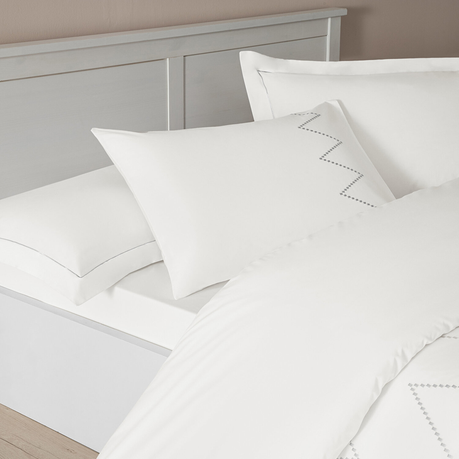 Taç Rosetta Yatak Örtülü Çift Kişilik Nevresim Seti Beyaz